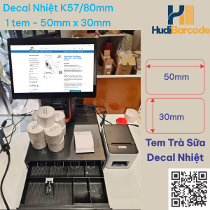 Tem 50x30mm dùng cho quán trà sữa thì phù hợp không? Phù hợp. Đây là kích thước tem phổ biến nhất cho trà sữa — vừa khít thân cốc take-away, đủ chỗ in tên món, size, giá và ngày sản xuất.